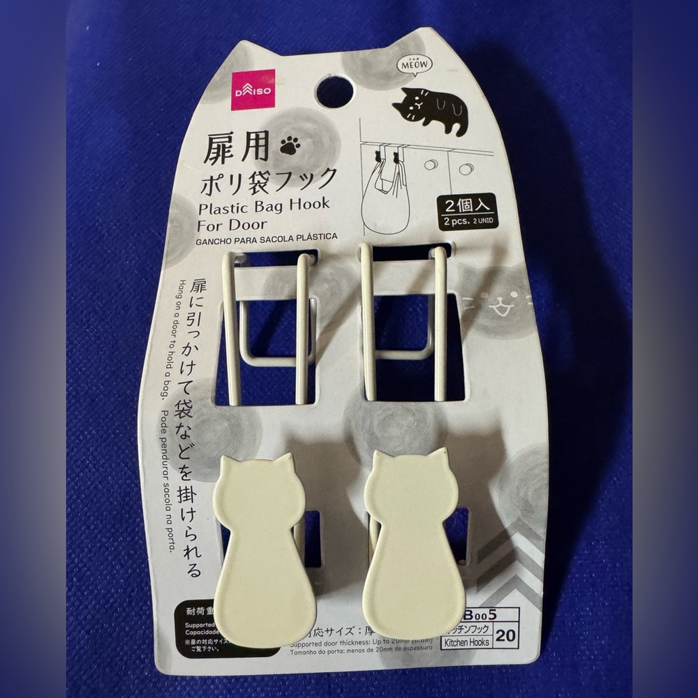 😻 Daiso cutesy White 2pcs Cat-Shaped kitchen cabinet plastic bag Door Hooks -NWT